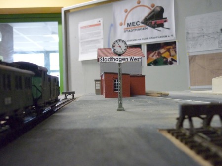 MEC Stadthagen: Stadthagen-West im Modell: Bahnsteig mit Uhr. 2010 Ausstellung Badenstedt