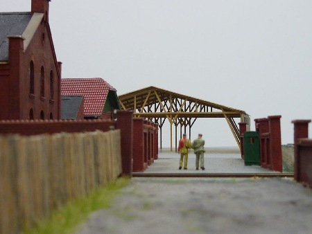 MEC Stadthagen: Lagerhalle der Holzhandlung Heine vom Weg "Am Bahnhof" aus der HO-Sicht gesehen. März 2011 