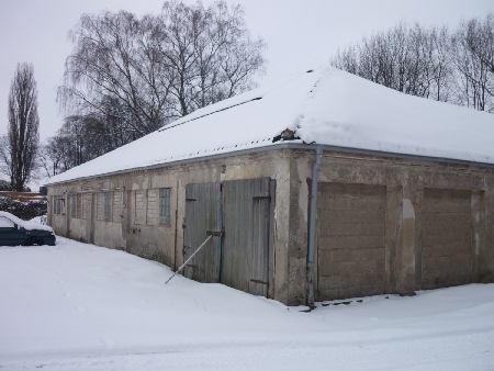 MEC Stadthagen: Pförtnerei - Hinter dem Holztor und den zugemauerten Wandöffnungen befanden sich die Zugangsarkaden. Feb. 2010