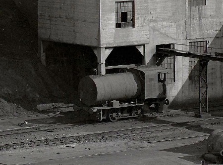 MEC Stadthagen: Georgschacht: Am Bunkerturm der Kokerei befand sich die Aufladestation, an der die Speicherkessel der feuerlosen Lokomotiven mit Frischdampf aufgeladen wurden. Quelle: Berg- und Stadtmuseum Obernkirchen.