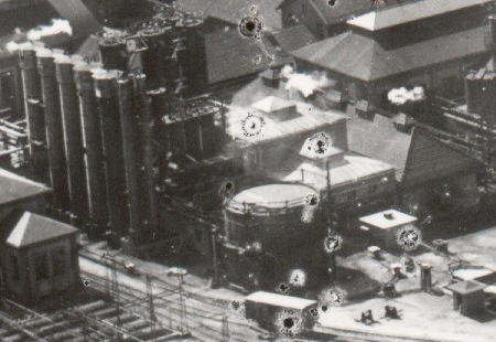 MEC Stadthagen: Georgschacht: ln der Mitte die Sulfat-Fabrik, rechts das Salzlagers, dahinter die neue Ammonium-Fabik und ganz links die Benzolfabrik. 1934. Quelle Stadtarchiv Stadthagen.