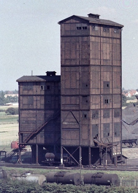 MEC Stadthagen: Georgschacht: Koksbrecher und Gleisanlagen 1955. Blick von Südwesten. Quelle: Kreismedienstelle