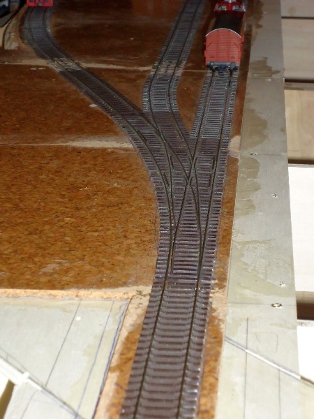 Steinbergen im Modell: Die Dreiwegeweiche in der Bahnhofseinfahrt ist eingebaut. M.Neuser Nov.2012