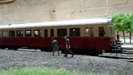 MEC Stadthagen: Bahnhof Nienstädt im Modell: VT 61 wartet auf Reisende am Bahnsteig. Oktober 2013