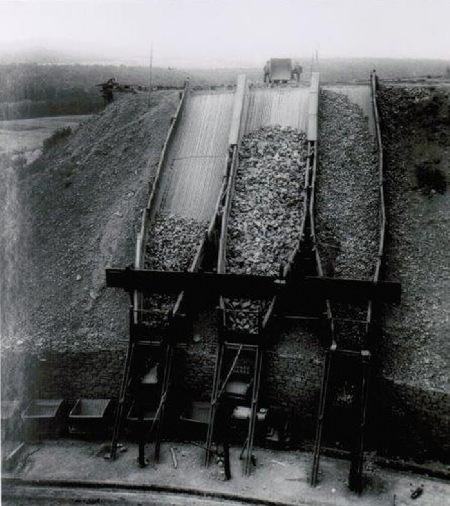 MEC Stadthagen: Schaumburger Steinbrüche: Verladerutschen 1935. Stadtarchiv Rinteln