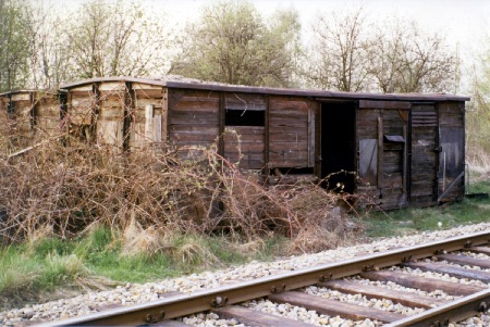 MEC Stadthagen: Stadthagen-West: Zwei neben den Gleisen abgestellte Wagenkästen. Mai 1985 Quelle HW Urlaub