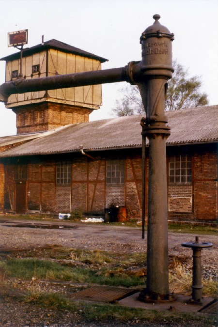 MEC Stadthagen: Stadthagen-West: Lokschuppen Nordseite im Mai 1985. Quelle: HW Urlaub